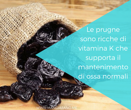 I 3 benefici delle prugne secche: fibra, aiuto per le ossa e controllo del peso Le prugne sono ricche di vitamina K che supporta il mantenimento di ossa normali