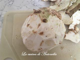 Vellutata di sedano rapa con crostini Vellutata di sedano rapa con crostini