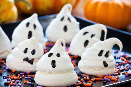 Dolci di Halloween: come preparare i fantasmini di marshmallow Dolci di Halloween: come preparare i fantasmini di marshmallow