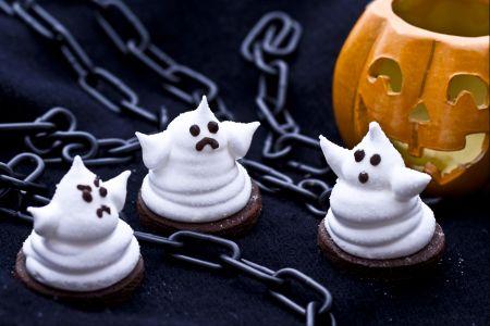 Dolci di Halloween: come preparare i fantasmini di marshmallow Dolci di Halloween: come preparare i fantasmini di marshmallow