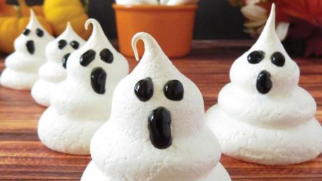 Dolci di Halloween: come preparare i fantasmini di marshmallow Dolci di Halloween: come preparare i fantasmini di marshmallow