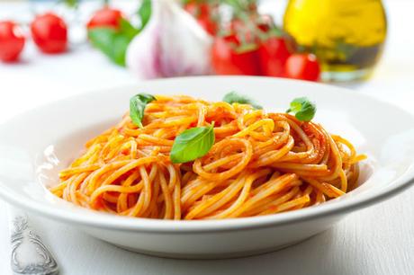 Viva la pasta, cibo simbolo della dieta mediterranea Pasta col pomodoro