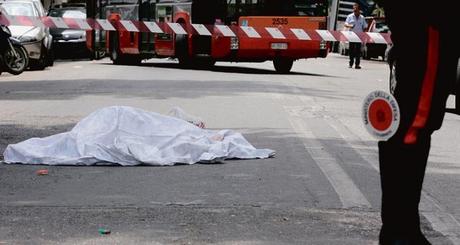 Tragedia all’alba in autostrada: uomo investito e ucciso, era a piedi cadavere morto lenzuolo