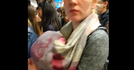 Decine di scippatrici in metro. Le filmiamo. Ci prendono a ceffoni. Il video Decine di scippatrici in metro. Le filmiamo. Ci prendono a ceffoni. Il video