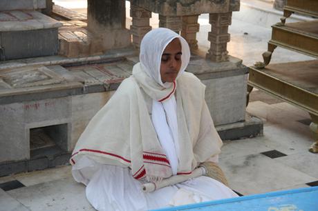 Cosa impariamo nei luoghi della Nonviolenza Monaca giainista in meditazione fra i templi di Shatrunjaya, Gujarat, India. Foto di Marco Restelli