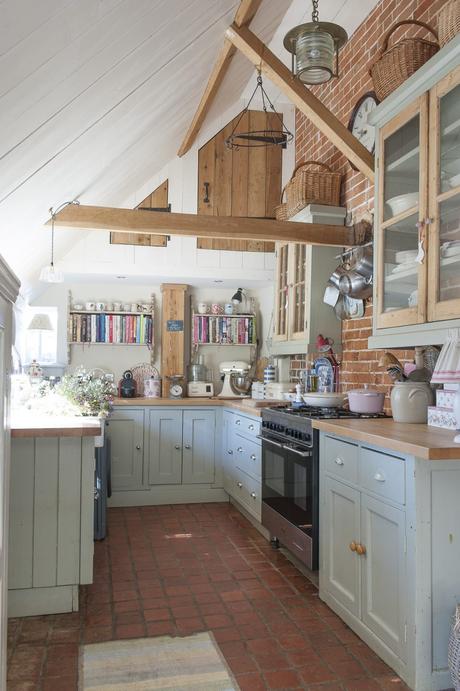 Un romantico cottage nel Surrey The kitchen sits under the catslide roof at the back of the farmhouse and is made from a host of up-cycled and recycled materials
