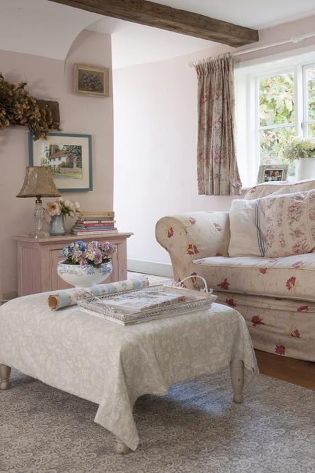 Un romantico cottage nel Surrey Light-coloured homeware and furnishings help to make the most of the natural light