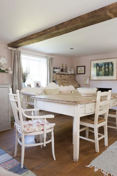 Un romantico cottage nel Surrey Caroline is a regular visitor to the Ardingly antiques market, where she bought this large, French-style farmhouse table and other accessories that decorate the large living area at the front of the house