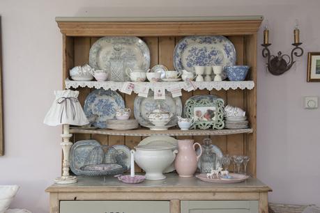 Un romantico cottage nel Surrey A collection of pretty crockery on a farmhouse dresser completes the look in the living room