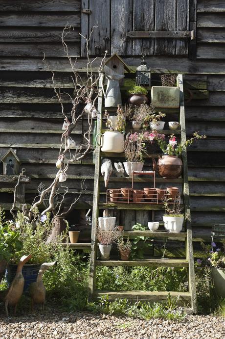 Un romantico cottage nel Surrey Disused stairs have a new lease of life as shelves for plants