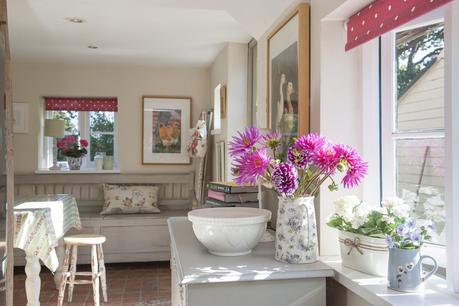 Un romantico cottage nel Surrey A cosy seating area next to the kitchen catches the morning sun and is the perfect spot for breakfast