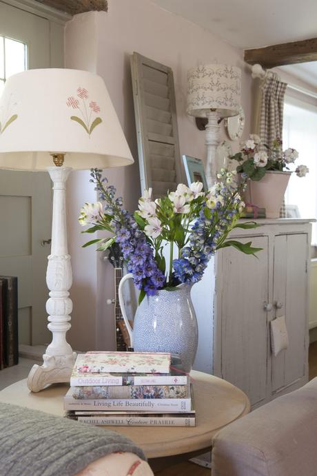 Un romantico cottage nel Surrey A pile of inspiring books hints at Caroline and Rob’s background in interior design