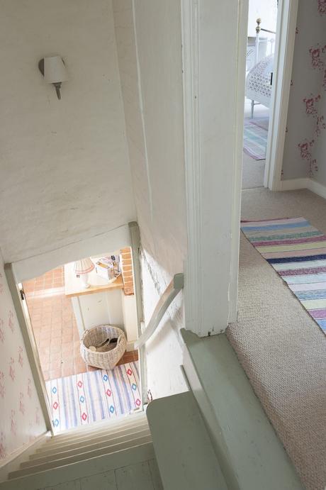 Un romantico cottage nel Surrey Steep stairs, hidden behind a door, lead up from the kitchen