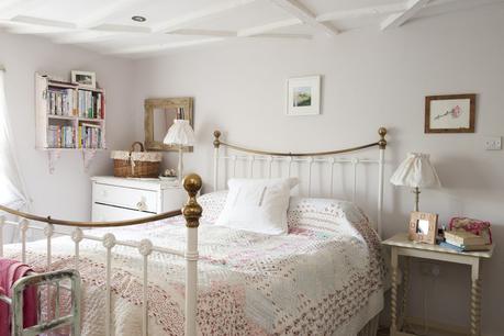 Un romantico cottage nel Surrey Personal touches such as family photos, favourite books and paintings add interest to the carefully decorated and designed bedrooms. The whole ceiling has been painted white, where once the beams were painted black – giving a sense of light and space