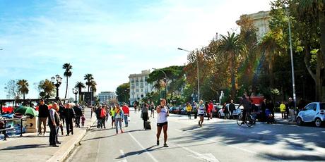 Maratona Bari www.travelnelmondo.blogspot.it maratona, corridori, lungomare, lungomare di Bari, alberi, palme, cittadini, città palazzi, strada
