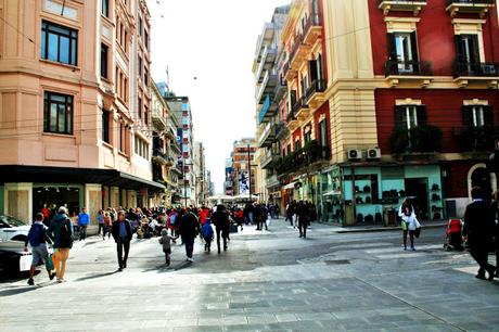 Via Sparano Bari www.travelnelmondo.blogspot.it cento, città, cittadini, persone, negozi, palazzi, strada