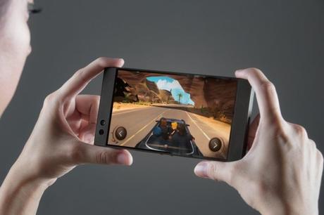 Razer Phone presentato ufficialmente: display a 120 Hz e 8 GB di RAM Razer Phone presentato ufficialmente: display a 120 Hz e 8 GB di RAM
