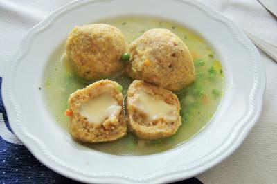 Polpette di pane in brodo vegetale Polpette di pane in brodo vegetale
