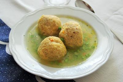Polpette di pane in brodo vegetale Polpette di pane in brodo vegetale