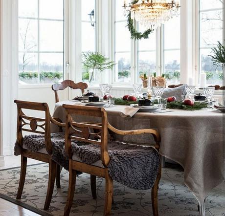 Nordic Style per una bellissima casa svedese L'immagine può contenere: persone sedute, tabella, pianta e spazio al chiuso