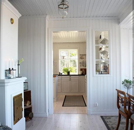 Nordic Style per una bellissima casa svedese L'immagine può contenere: tabella e spazio al chiuso