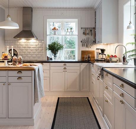 Nordic Style per una bellissima casa svedese L'immagine può contenere: cucina e spazio al chiuso