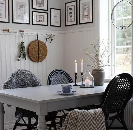 Nordic Style per una bellissima casa svedese L'immagine può contenere: persone sedute, tabella e spazio al chiuso