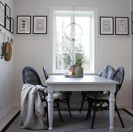 Nordic Style per una bellissima casa svedese L'immagine può contenere: tabella e spazio al chiuso