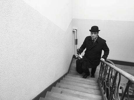 Fine settimana a Lisbona (3-5 novembre) L'immagine può contenere: 1 persona, in piedi, scarpe, cappello, spazio all'aperto e spazio al chiuso