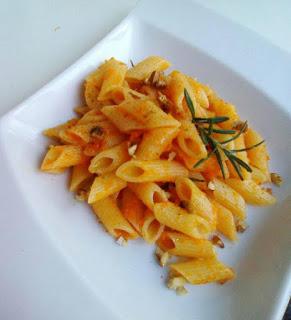 MEZZE PENNE CON PESTO DI CAROTE E NOCI MEZZE PENNE CON PESTO DI CAROTE E NOCI