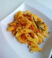 MEZZE PENNE CON PESTO DI CAROTE E NOCI MEZZE PENNE CON PESTO DI CAROTE E NOCI