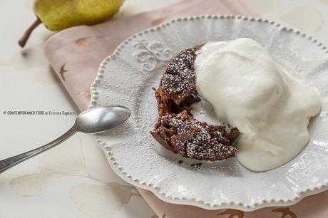 Torta dal cuore fondente cioccolato e pere torta-dal-cuore-fondente-cioccolato-pere-dolci-ricetta-contemporaneo-food