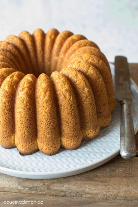 CIAMBELLONE SOFFICE CON ZUCCA E MANDORLE CIAMBELLONE SOFFICE CON ZUCCA E MANDORLE