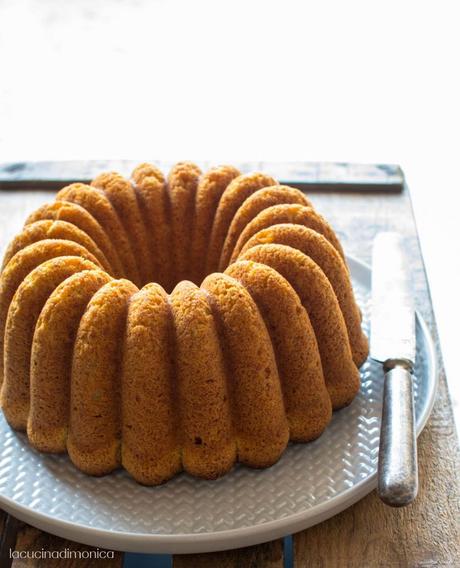 CIAMBELLONE SOFFICE CON ZUCCA E MANDORLE CIAMBELLONE SOFFICE CON ZUCCA E MANDORLE