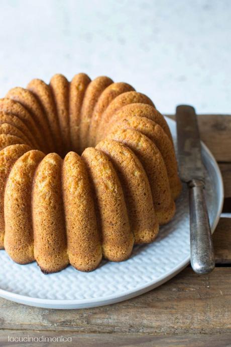 CIAMBELLONE SOFFICE CON ZUCCA E MANDORLE CIAMBELLONE SOFFICE CON ZUCCA E MANDORLE