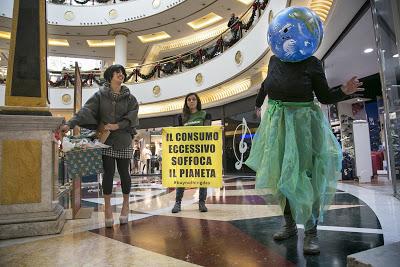 Black Friday, Greenpeace in azione a Roma contro il consumo eccessivo Black Friday, Greenpeace in azione a Roma contro il consumo eccessivo
