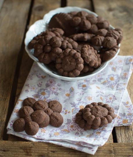 BISCOTTI DI FROLLA MONTATA AL CACAO BISCOTTI DI FROLLA MONTATA AL CACAO