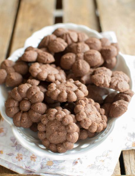 BISCOTTI DI FROLLA MONTATA AL CACAO BISCOTTI DI FROLLA MONTATA AL CACAO