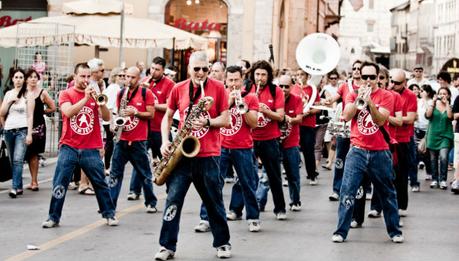 Cerchiamo Volontari a Milano per il Flash Mob “Umbria, il tuo regalo di Natale”! La marching band Funk Off - i volontari al flash mob inviteranno le persone presenti al flash mob a ballare dietro la band per Piazza Duomo