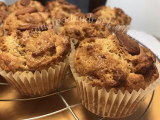 Spicy Christmas muffins, un po' gingerbread, un po' roccocò... per i miei auguri speziati! Spicy Christmas muffins, un po' gingerbread, un po' roccocò... per i miei auguri speziati!