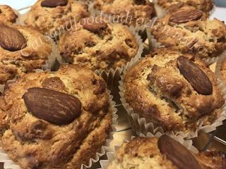 Spicy Christmas muffins, un po' gingerbread, un po' roccocò... per i miei auguri speziati! Spicy Christmas muffins, un po' gingerbread, un po' roccocò... per i miei auguri speziati!