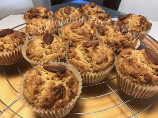 Spicy Christmas muffins, un po' gingerbread, un po' roccocò... per i miei auguri speziati! Spicy Christmas muffins, un po' gingerbread, un po' roccocò... per i miei auguri speziati!