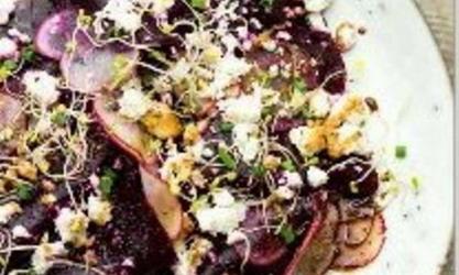 |⇨ Insalata di barbabietole con feta, ravanelli, germogli e riduzione di aceto balsamico Insalata di barbabietole con feta, ravanelli, germogli e riduzione di aceto balsamico