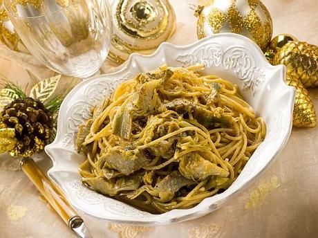 Spaghetti alla carbonara con carciofi e la sera della Vigilia è speciale Spaghetti alla carbonara con carciofi e la sera della Vigilia è speciale