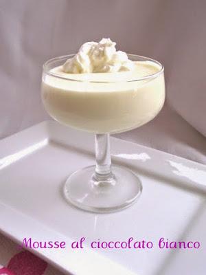 Mousse al cioccolato bianco in due ingredienti: la ricette più furba e veloce del Natale Mousse al cioccolato bianco in due ingredienti: la ricette più furba e veloce del Natale