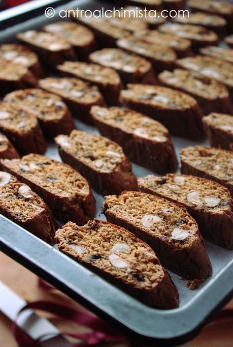 Cantucci Integrali con Miele di Castagno, Nocciole Tostate e Scaglie di Cioccolato Cantucci Integrali con Miele di Castagno, Nocciole Tostate e Scaglie di Cioccolato