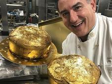Panettone costoso Natale. ricoperto d’oro