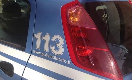 Calci e pugni a poliziotti in una scuola, arrestati padre e figlio Calci e pugni a poliziotti in una scuola, arrestati padre e figlio