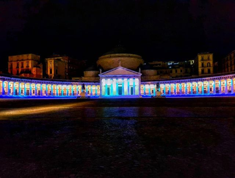 Piazza Plebiscito s’illumina di mille colori per Natale. Ma il resto della città è “al buio” Piazza Plebiscito s’illumina di mille colori per Natale. Ma il resto della città è “al buio”