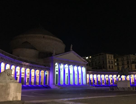 Piazza Plebiscito s’illumina di mille colori per Natale. Ma il resto della città è “al buio” Piazza Plebiscito s’illumina di mille colori per Natale. Ma il resto della città è “al buio”